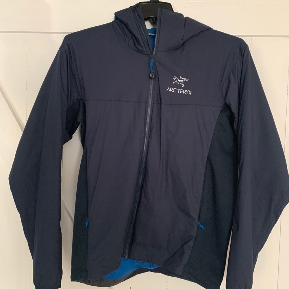 Men’s Arc’teryx hooded navy blue jacket